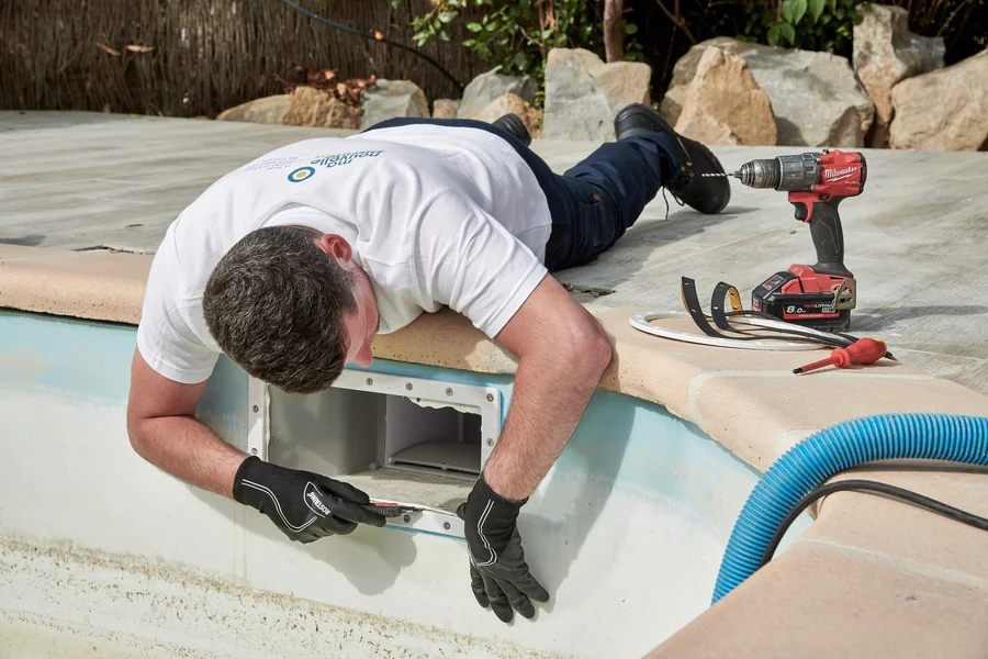 Comment changer un skimmer de piscine cassé