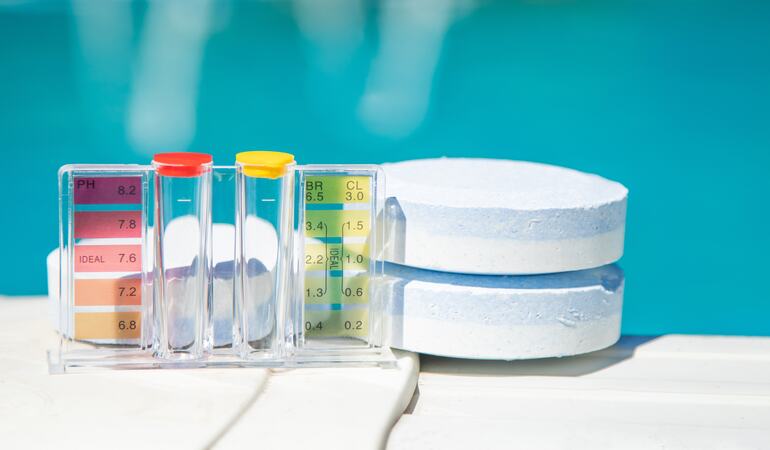 Comment faire baisser le taux de chlore dans une piscine ?